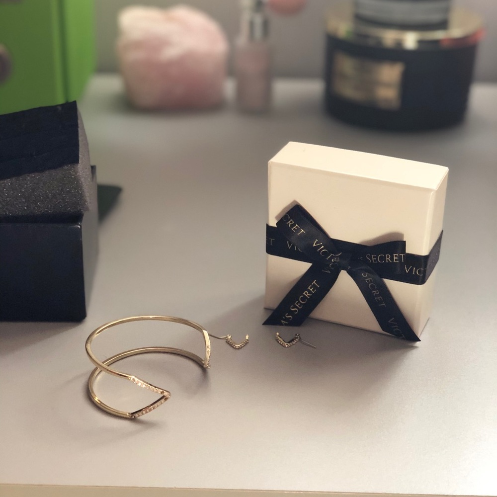 FREE with Purchase ✨ VS earring and bracelet